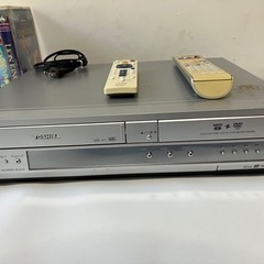 DVD・VHSビデオデッキ＋ディズニー等のビデオテープの画像