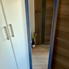 くすみブルーのレトロ感ある姿見　（希望により椅子もお譲り）