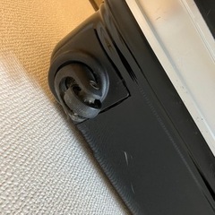 キャスター壊れたキャリーケースの画像