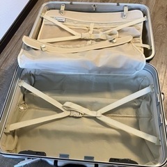 キャスター壊れたキャリーケースの画像