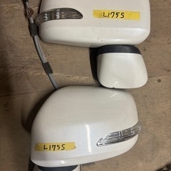 車のパーツ外装