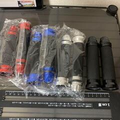 赤　バイク グリップ　左右セット φ22mm汎用 アルミ合金+ゴム 滑止の画像