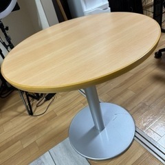 丸テーブルの画像