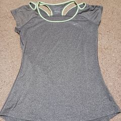 ヨガ・フィットネスTシャツ(NIKE)