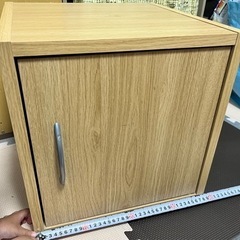 正方形　扉付き収納家具 