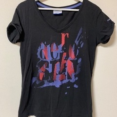 【Reebok】ブラック　Vネック　Tシャツ