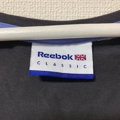【Reebok】ブラック　Vネック　Tシャツの画像
