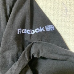 【Reebok】ブラック　Vネック　Tシャツの画像
