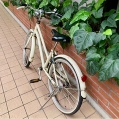 子供用自転車　20インチ　クリーム色　パンクの画像