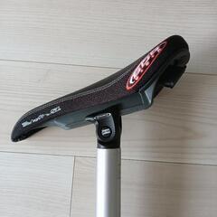 シートポストとサドルの画像