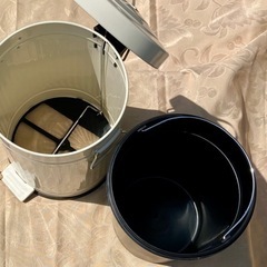 フットペダル式蓋付きゴミ箱の画像