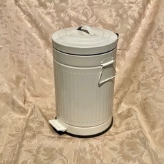 フットペダル式蓋付きゴミ箱の画像