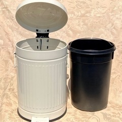 フットペダル式蓋付きゴミ箱の画像