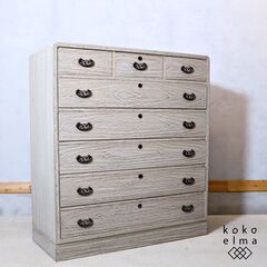 新潟県加茂市の伝統工芸品にも指定されている加茂桐箪笥です。桐材を熟知する職人によって一つ一つ手作業で作られる桐箪笥。桐の杢目が美しく、耐久性にも優れた長く使い続けられる伝統的な和家具です！