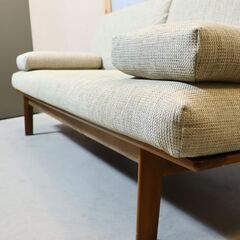 karimoku(カリモク家具)のWG3003 ウォールナット材 3人掛けソファ/ヘッドレスト付です。シンプルな北欧スタイルのトリプルソファは和モダンテイストにもおススメ♪カバーリングタイプの画像