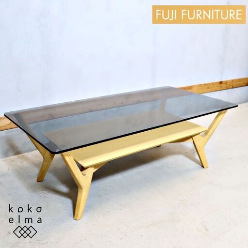 FUJI FURNITURE(冨士ファニチア)のKoti(コティ) オーク材 リビングテーブル。樹木の枝のように繊細に伸び上がる脚とグレースモークカラーのガラス天板が空間を軽く演出するセンターテーブル