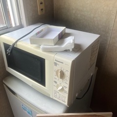 テレビ、電子レンジ、収納などの画像