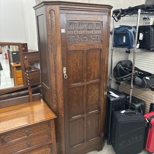 Lloyd's Antiques ワードローブ