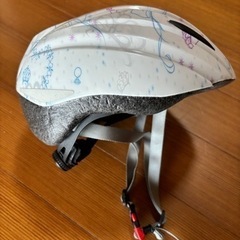 LEDライト児童用ヘルメット　ティアラ・リボンのデザイン　　赤色 LEDライトで存在感をアピール　BRIGHT-J1 TIARA　WHITE　軽量インモールドタイプのスタイリッシュヘルメットの画像