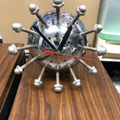 ボルト＆ナットが大量使用されたメカニカルデザインなインテリア置時...