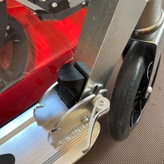 新品未使用　キックスクーター　20cmホイール　スタンド付きの画像