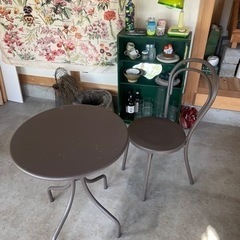 丸テーブルとチェアの画像