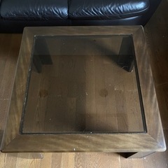 正方形のガラステーブルの画像