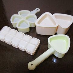 キッチン用品　4種のおにぎり容器・おむすび作成用の器・型押し器の画像