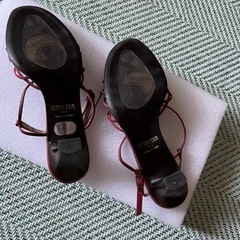 赤いサンダルの画像