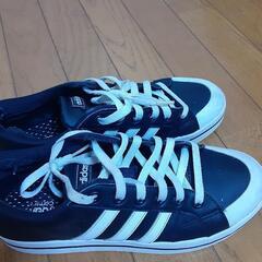adidasスニーカー黒の画像