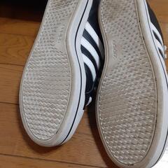 adidasスニーカー黒の画像