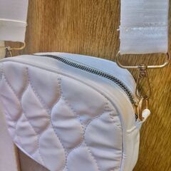 美品✨Pure　Whiteのポシェット（ミニポーチ付）の画像