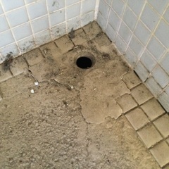 昔懐かしいタイル張りの水タライの画像