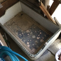 昔懐かしいタイル張りの水タライの画像