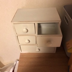 白い小物入れの画像