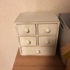 白い小物入れの画像