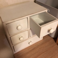 白い小物入れの画像