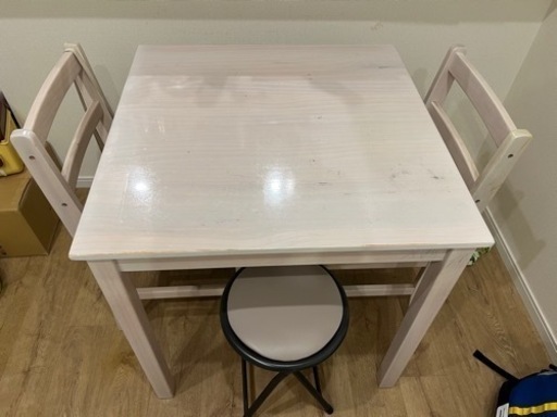 家具 ダイニングテーブルと椅子二脚とパイプ椅子一脚