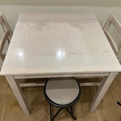 家具 ダイニングテーブルと椅子二脚とパイプ椅子一脚