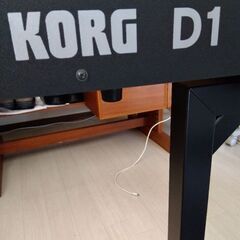 KORG D1とスタンド（K＆M）の画像