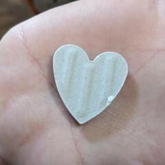 ハート型タイル　飾り　石の画像
