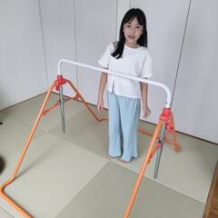 鉄棒　室内外　子供向けの画像