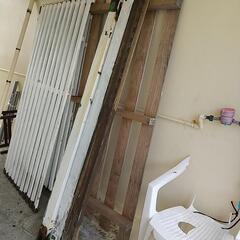 上下傷んでます。格子戸、木製です。の画像