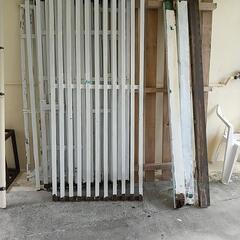 上下傷んでます。格子戸、木製です。