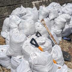 残土無料にて土のう袋にはいってます。