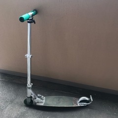 緑色キックボード