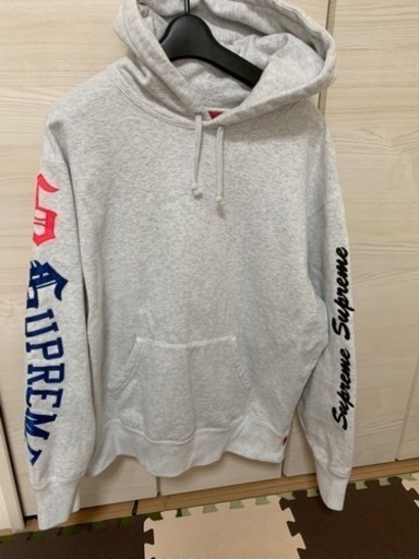 シュプリーム Supreme パーカー 売ります