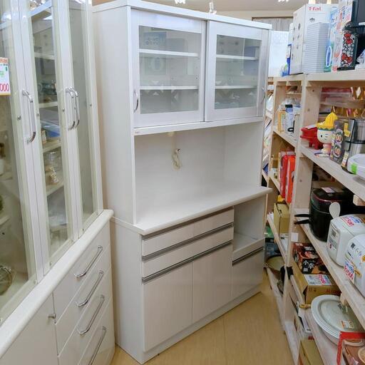 レンジボード✨美品✨ホワイト✨大きいサイズ、家具 収納家具 食器棚、キッチン収納こちらは店舗です。浜村鹿野温泉ICから3分 買取本舗 宮本リサイクル 営業時間9～19時 定休日水曜のみ←連絡できませんm(_ _)m】