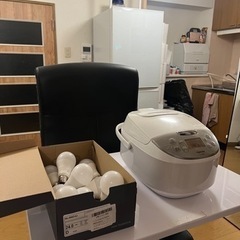 【無料】昇降デスク(手動)とikeaのイス-炊飯器とLED電球つき-