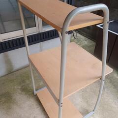 棚付きのパソコン机ですの画像
